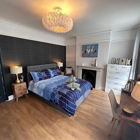 Large Bedroom In Beautiful House ロンドン エクステリア 写真